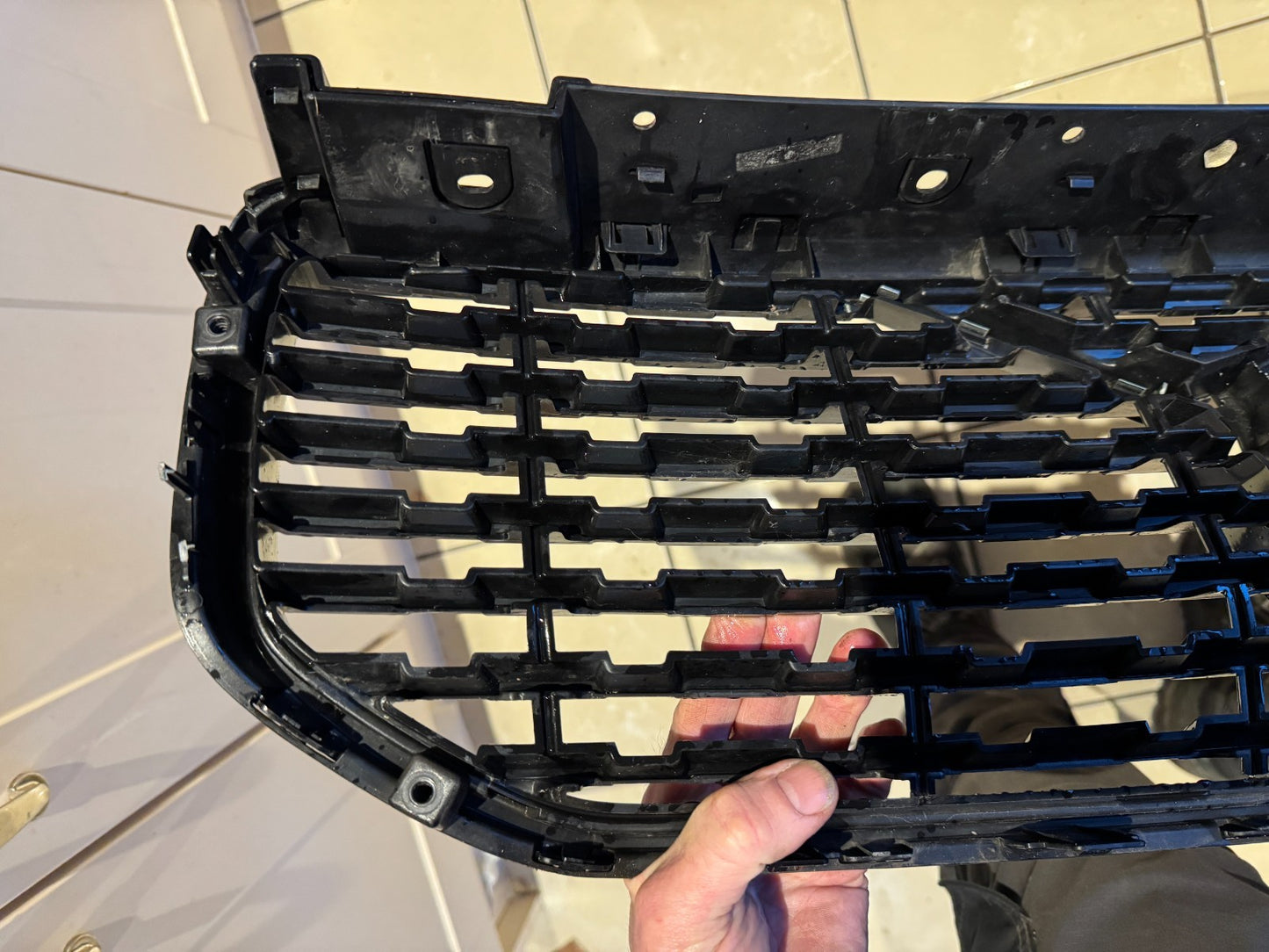 VOLVO XC40 2017 ON FRONT BUMPER GRILLE 31457346 !CRACKED! NO CHROME TRIM