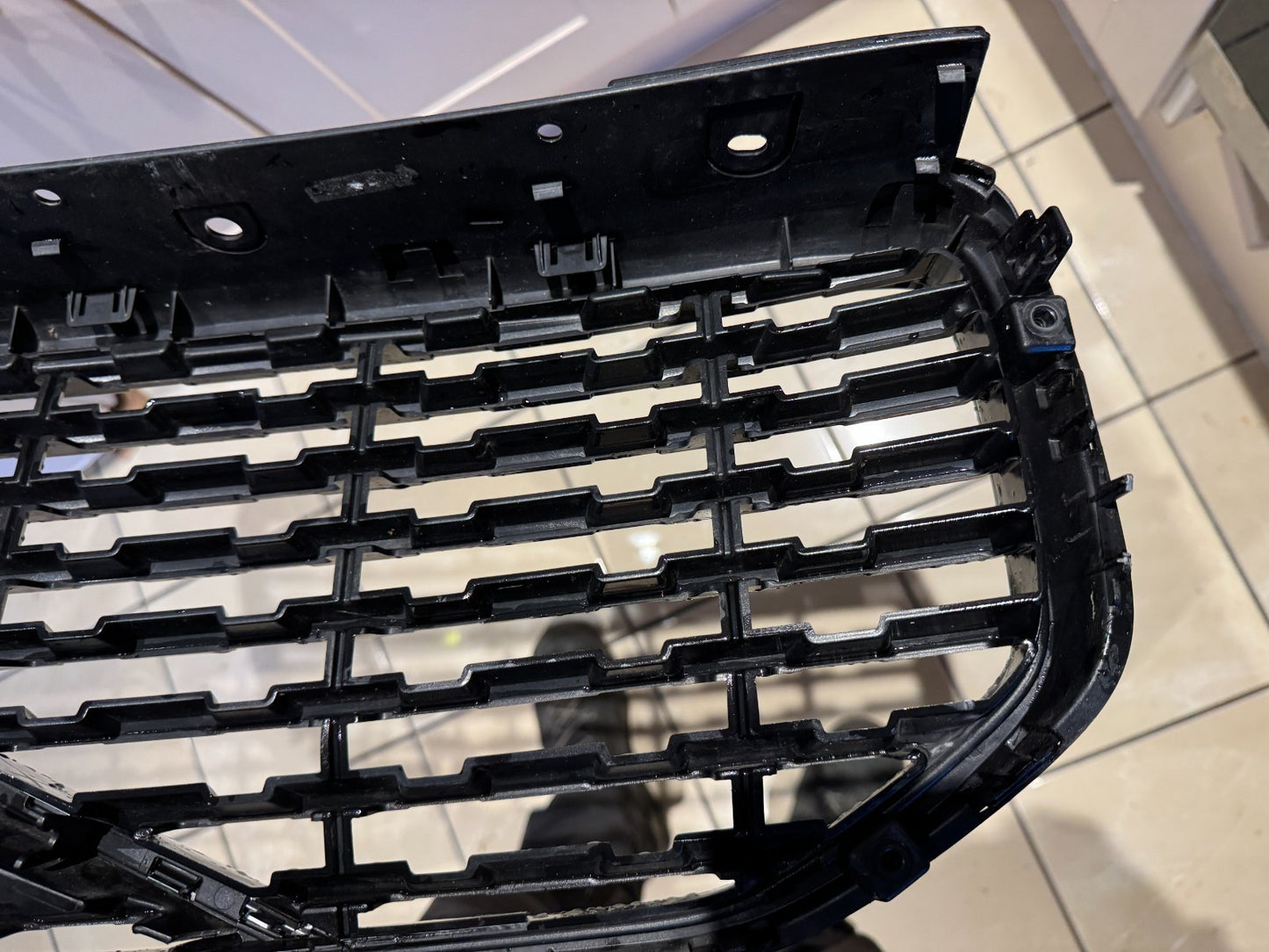 VOLVO XC40 2017 ON FRONT BUMPER GRILLE 31457346 !CRACKED! NO CHROME TRIM