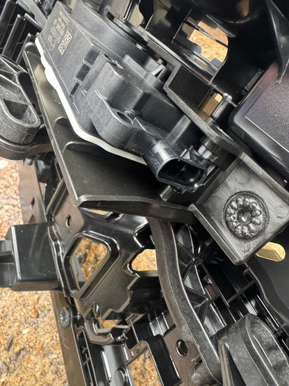 2025 BMW 5 series G60 G6X G90 M5 Front bumper upper radiator grill 5A09B52