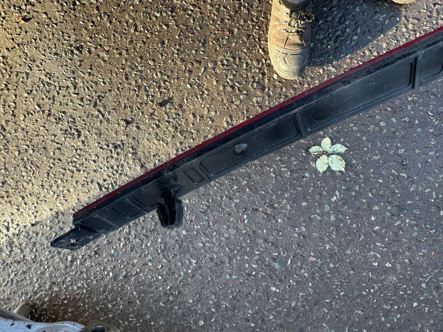 Genuine VW Tiguan R-Line 2020-24 rear bumper reflector (centre) 5NA945109