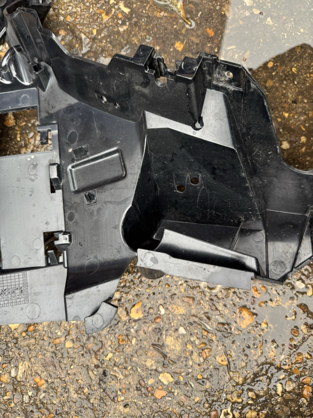 Range Rover Evoque Rear Bumper Right Bracket 2019 ON M8D2-17B930-A Genuine