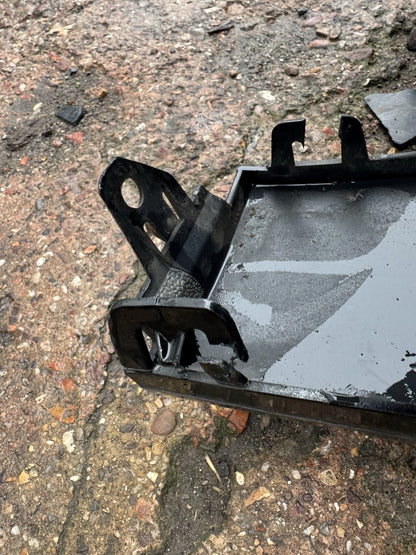 2025 Land Rover Defender front bumper upper grill L663 Genuine L8B2-17820-A