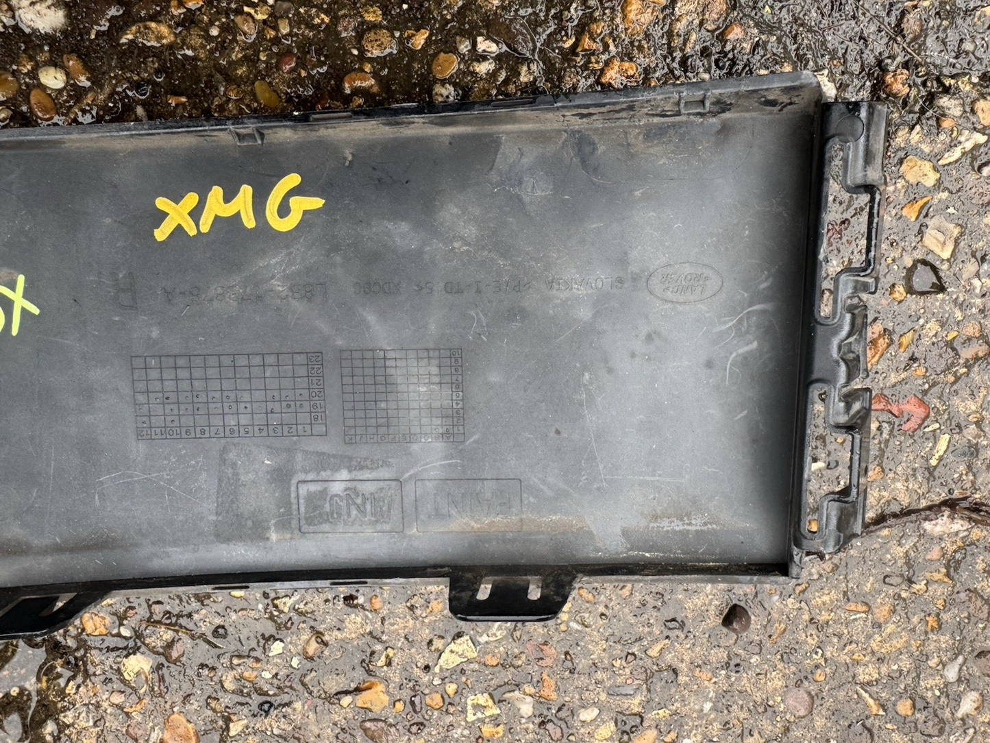 GENUINE LAND ROVER DEFENDER L663 FRONT RIGHT PANEL TRIM L8B2-17B875-A