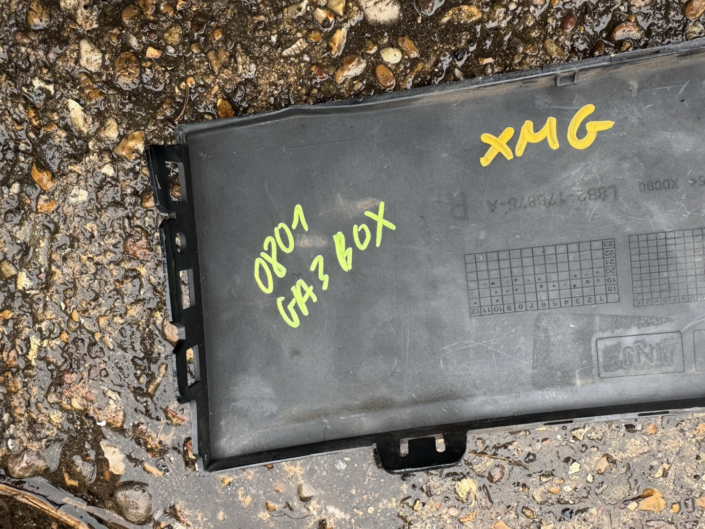 GENUINE LAND ROVER DEFENDER L663 FRONT RIGHT PANEL TRIM L8B2-17B875-A