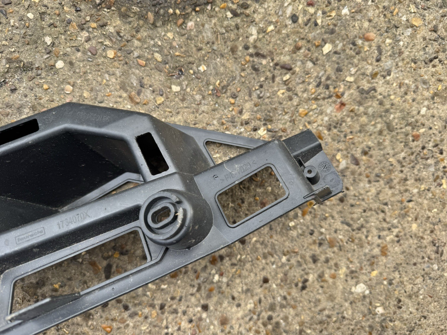 2019 PEUGEOT 3008 DRIVER SIDE REAR BUMPER BRACKET GUIDE 9810591580 OEM