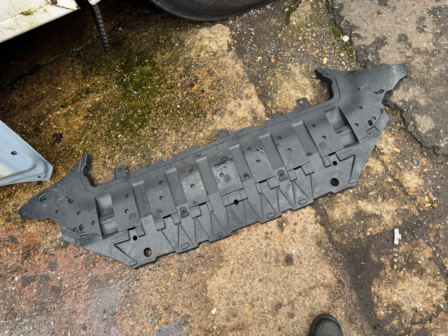 NEW GENUINE VOLVO XC60 2018 and on Undertray 32296390 32296391