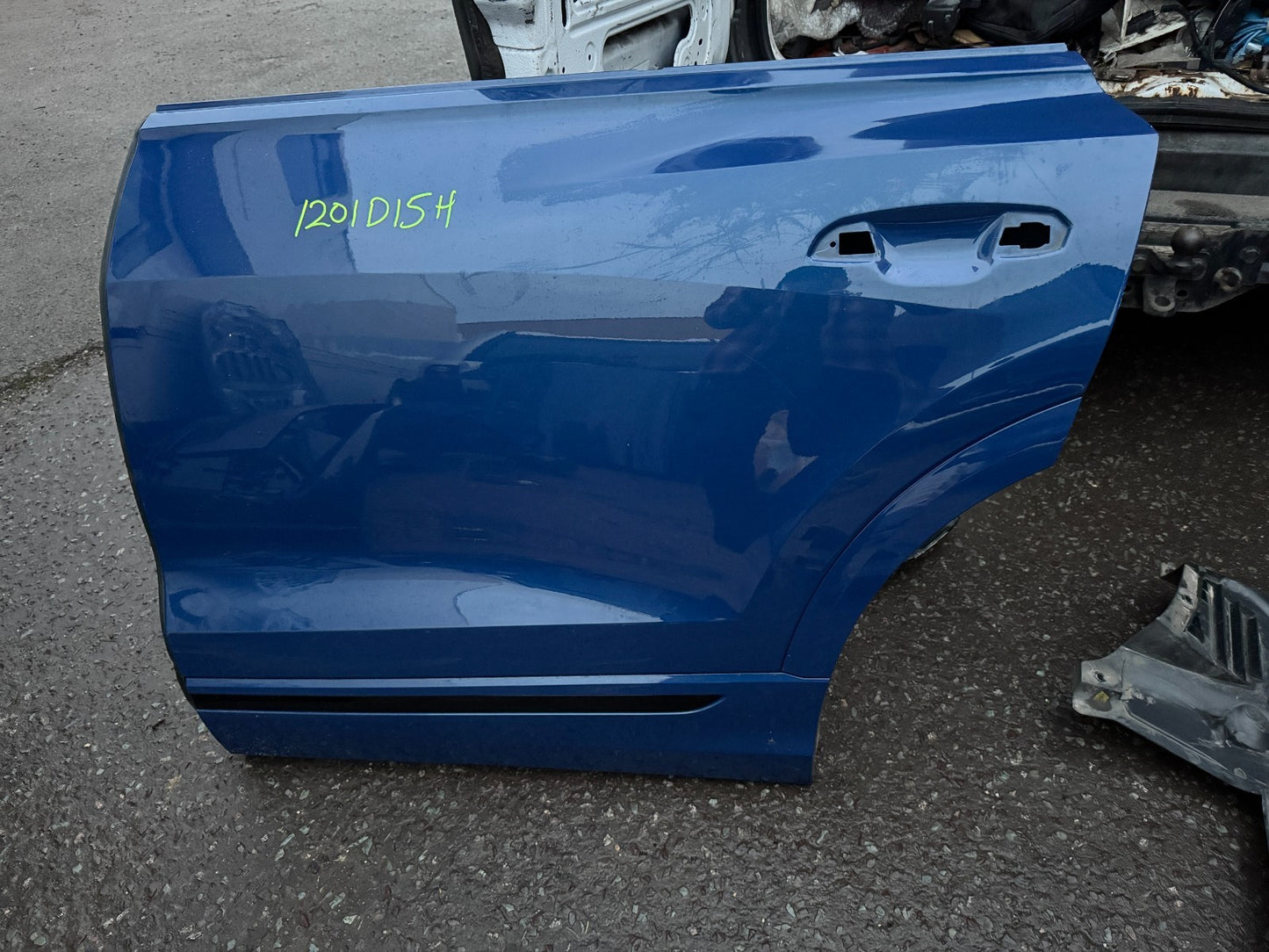 2025 Audi Q8 e-tron Rear left door including moulding SLIGHT DENT
