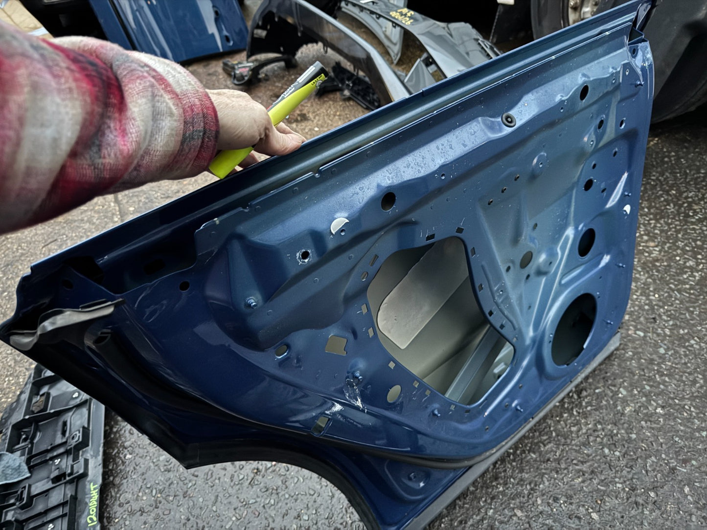 2025 Audi Q8 e-tron Rear left door including moulding SLIGHT DENT