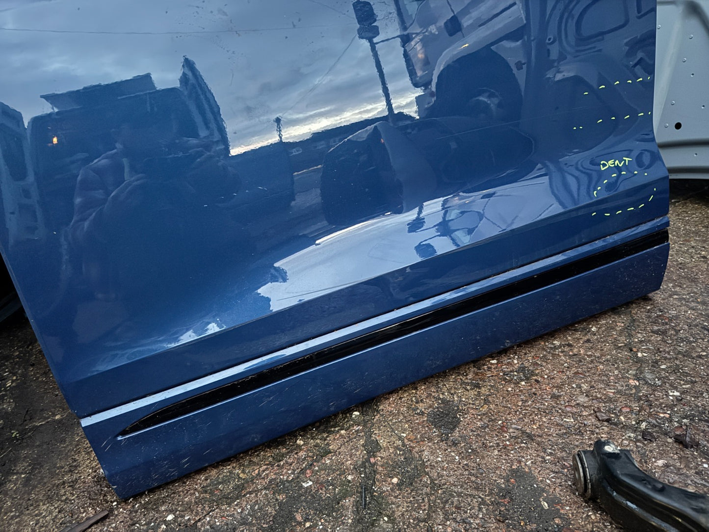 2025 Audi Q8 e-tron Front left door including moulding SLIGHT DENT