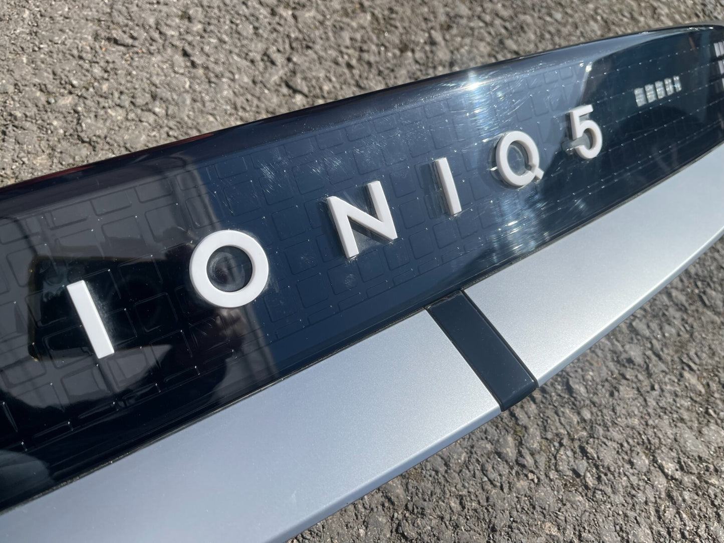 2022 2023 HYUNDAI IONIQ 5 CENTER REAR TAIL LIGHT OEM USED