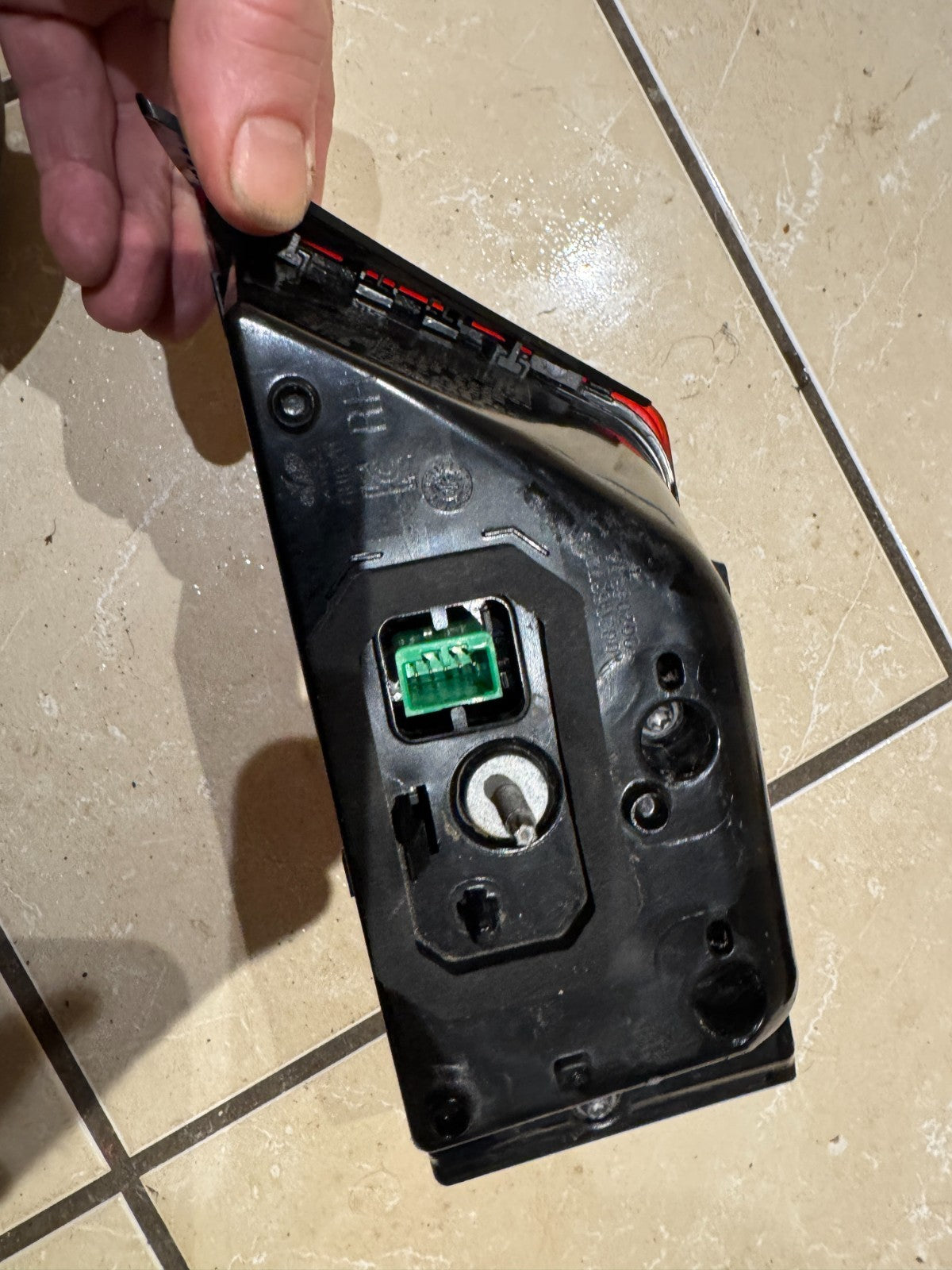 2019 JAGUAR E-PACE REAR INNER TAIL LIGHT RIGHT SIDE J9C313192CC DAMAGED