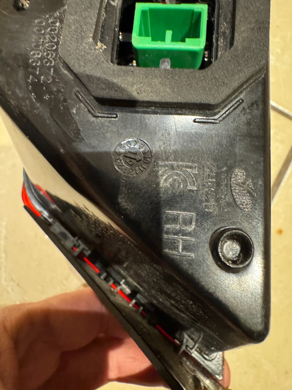 2019 JAGUAR E-PACE REAR INNER TAIL LIGHT RIGHT SIDE J9C313192CC DAMAGED