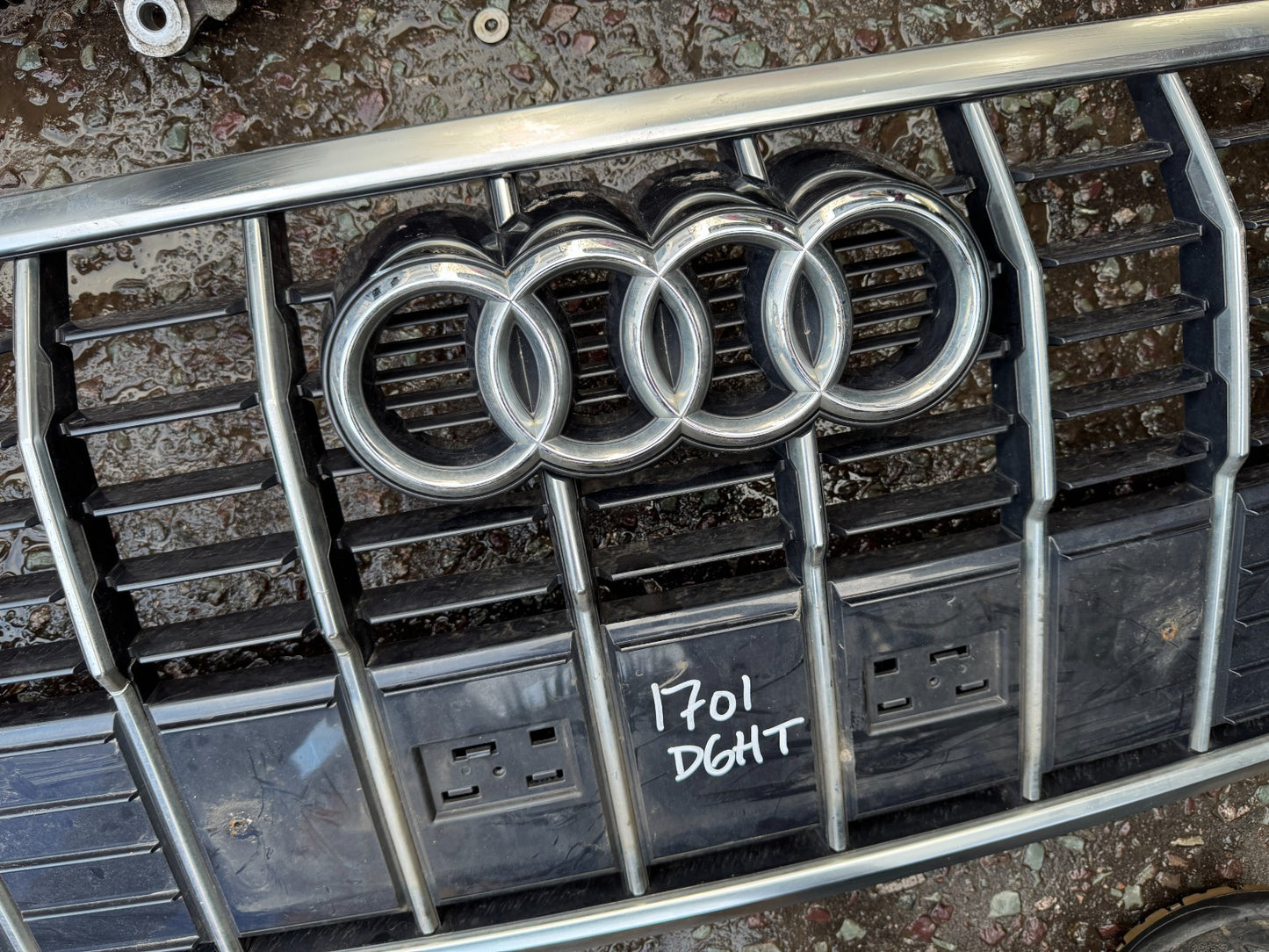 AUDI Q3 S-LINE 2018-2023 GENUINE FRONT BUMPER GRILLE DAMAGED 83A853651B