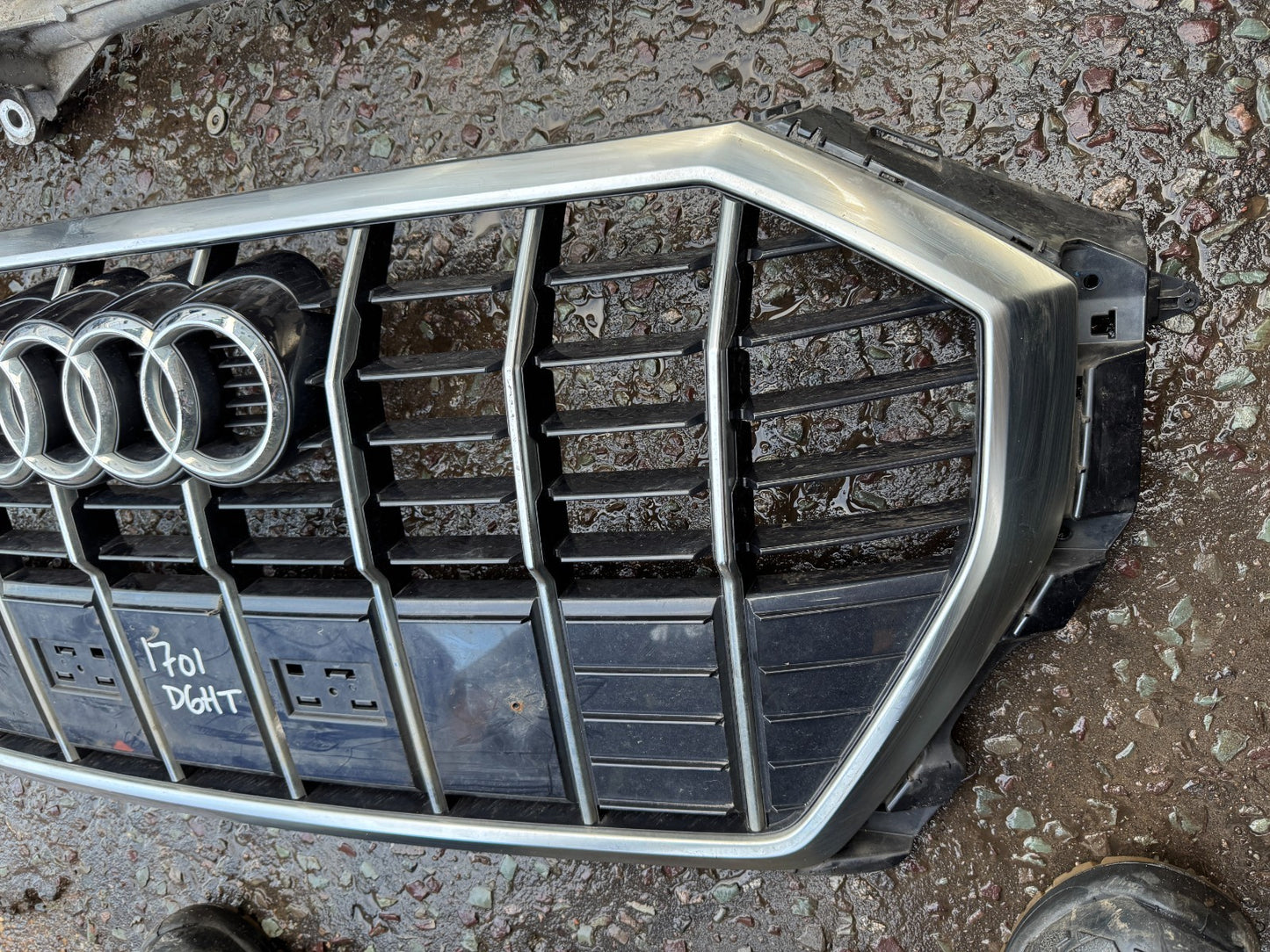 AUDI Q3 S-LINE 2018-2023 GENUINE FRONT BUMPER GRILLE DAMAGED 83A853651B