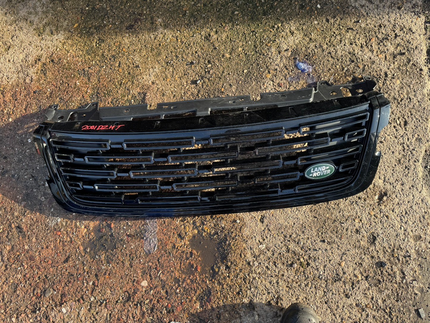 2025 LAND RANGE ROVER VELAR L560 2023-ON FRONT GRILLE N8A2-8200-CB Scratched