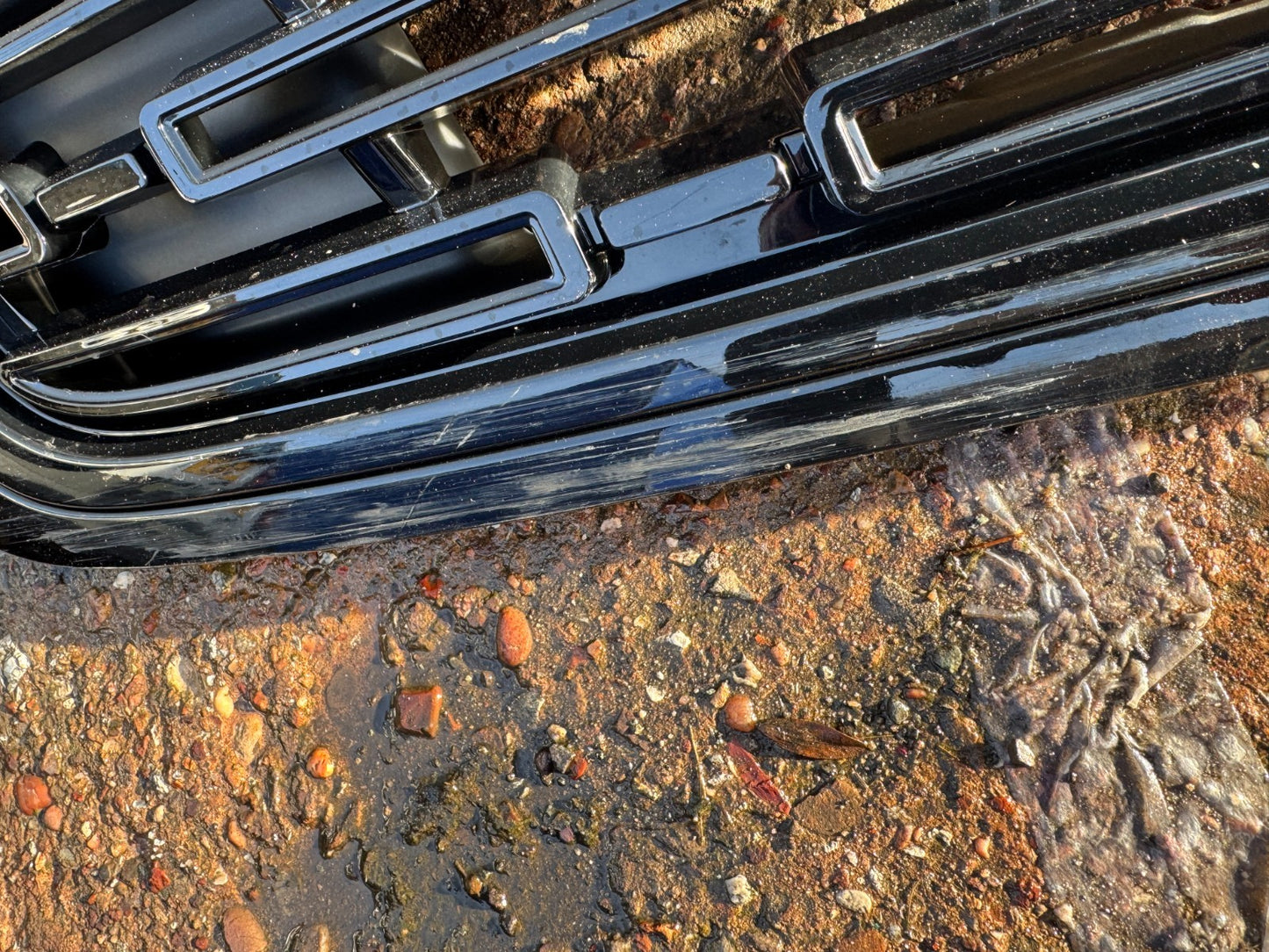 2025 LAND RANGE ROVER VELAR L560 2023-ON FRONT GRILLE N8A2-8200-CB Scratched