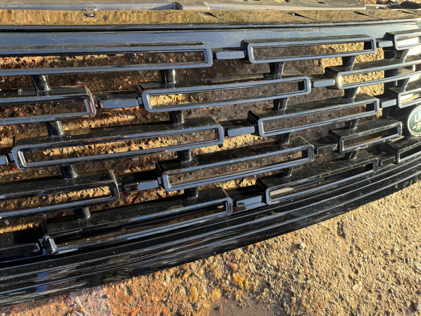 2025 LAND RANGE ROVER VELAR L560 2023-ON FRONT GRILLE N8A2-8200-CB Scratched