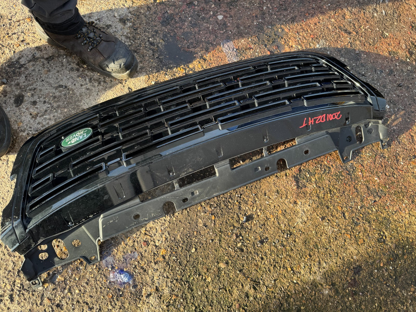 2025 LAND RANGE ROVER VELAR L560 2023-ON FRONT GRILLE N8A2-8200-CB Scratched