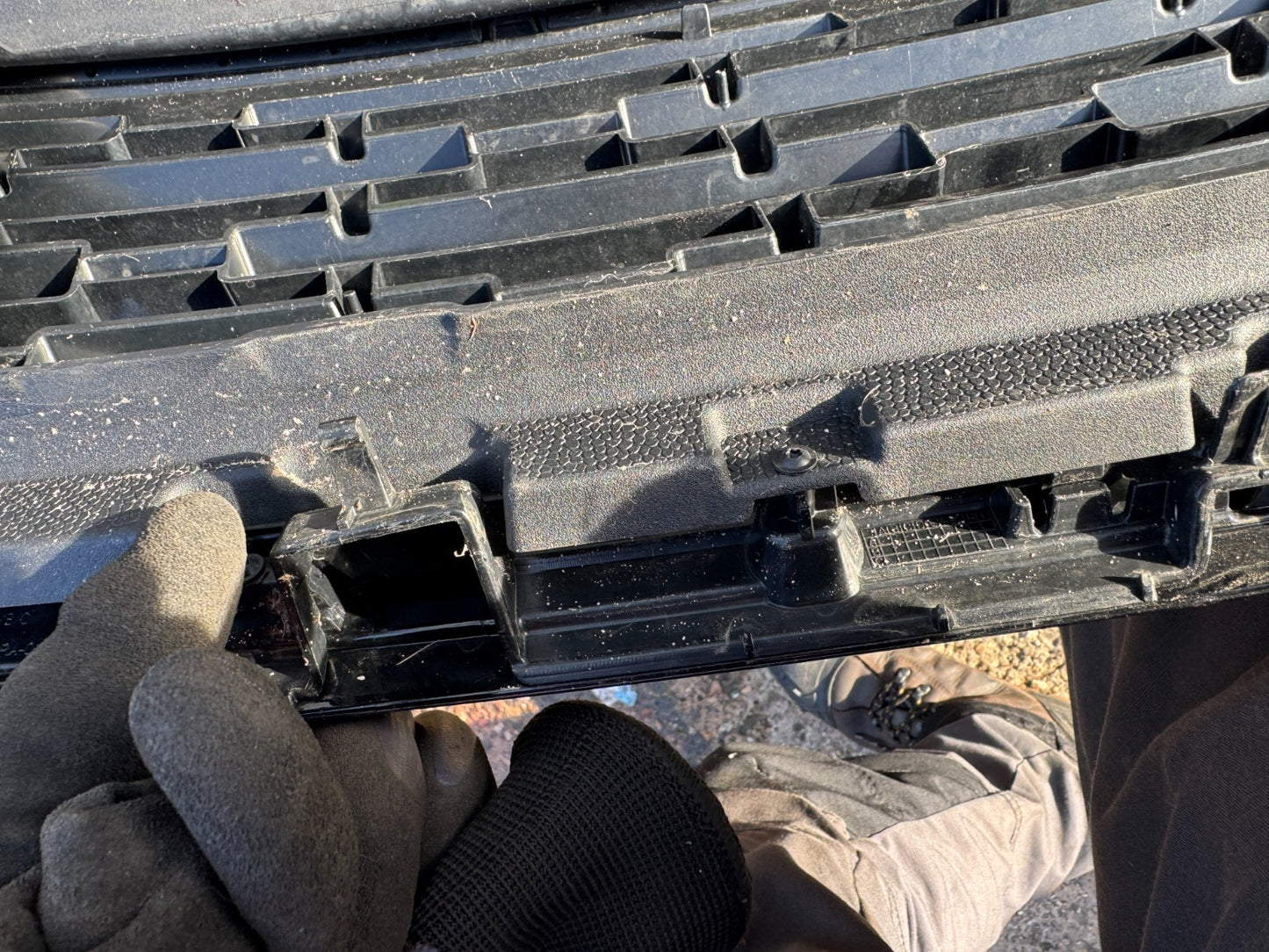 2025 LAND RANGE ROVER VELAR L560 2023-ON FRONT GRILLE N8A2-8200-CB Scratched