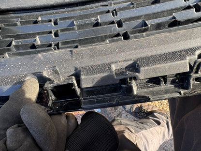 2025 LAND RANGE ROVER VELAR L560 2023-ON FRONT GRILLE N8A2-8200-CB Scratched