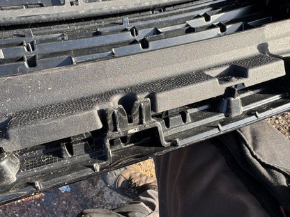 2025 LAND RANGE ROVER VELAR L560 2023-ON FRONT GRILLE N8A2-8200-CB Scratched