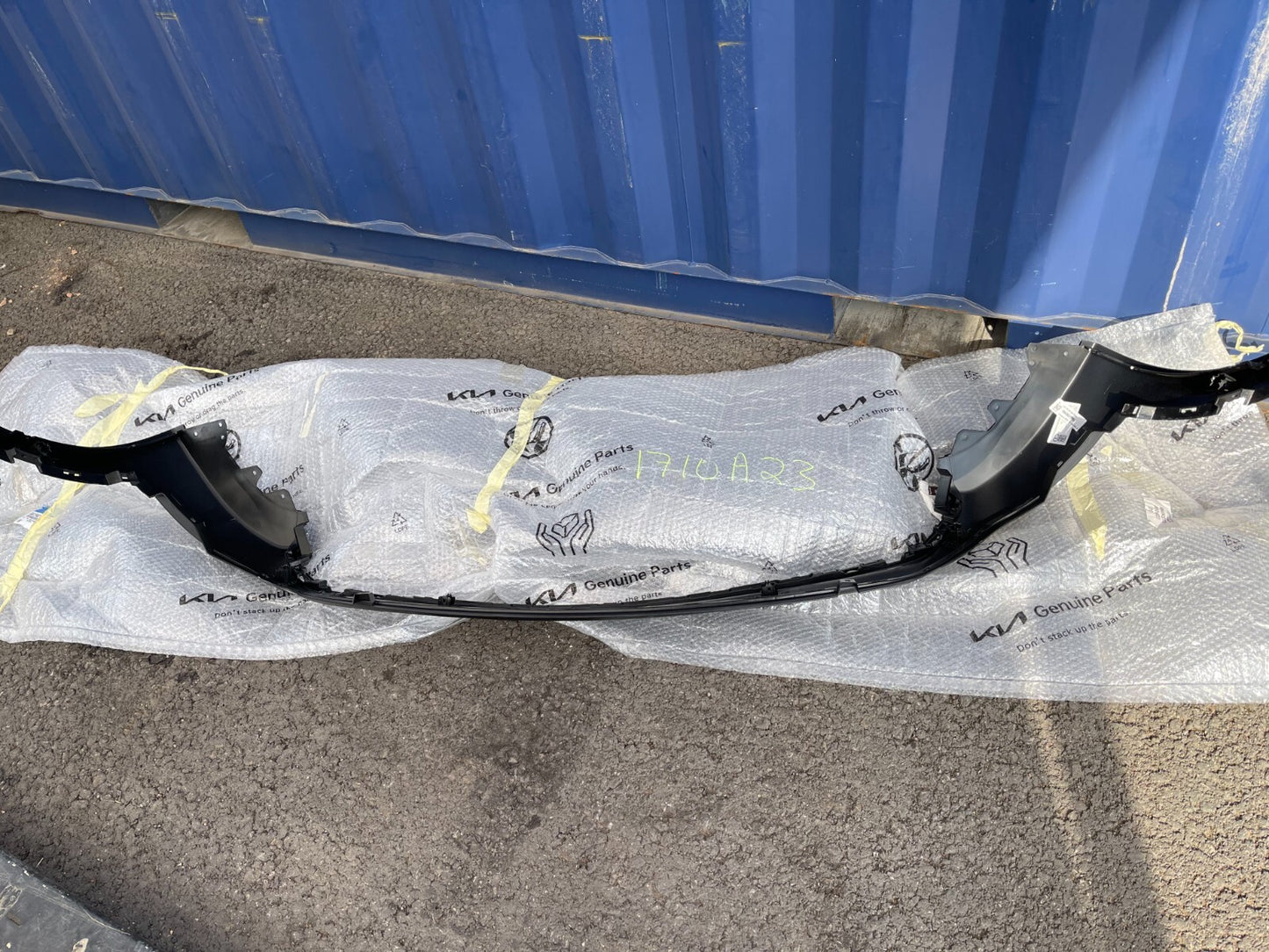 GENUINE KIA XCEED rear diffuser lower bumper 09/19 =  86650J7PB0 scratched