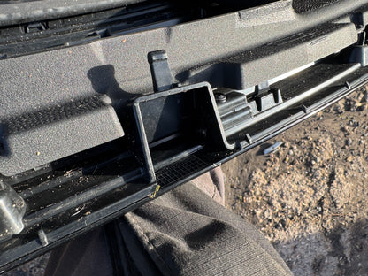 2025 LAND RANGE ROVER VELAR L560 2023-ON FRONT GRILLE N8A2-8200-CB Scratched