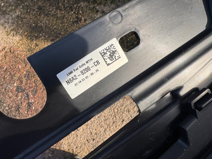 2025 LAND RANGE ROVER VELAR L560 2023-ON FRONT GRILLE N8A2-8200-CB Scratched