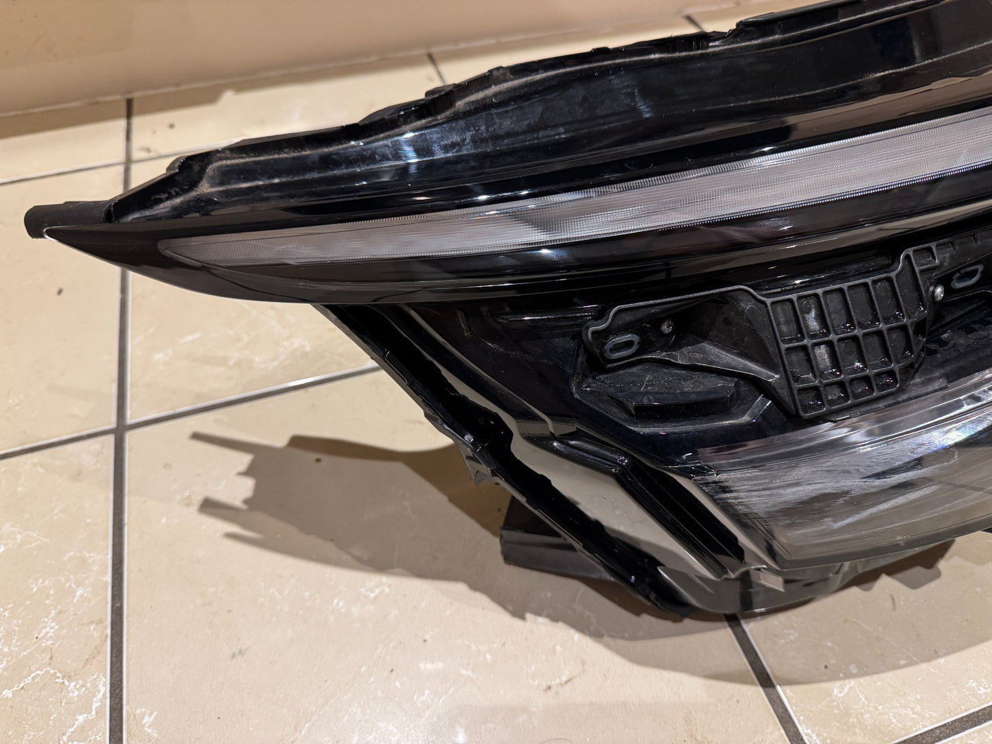 NISSAN QASHQAI (J12) 2021-2024 LED RIGHT HEADLIGHT 100-8D02F DAMAGED