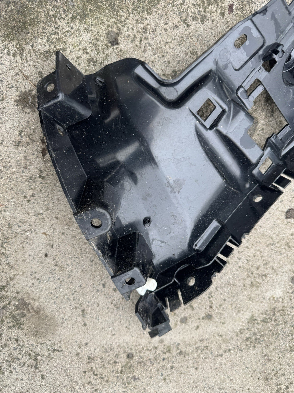 LAND ROVER DEFENDER L663 Rear Right Bumper Bracket L8B2-17A881-A 2023