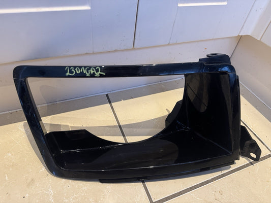 Defender L663 Front Right hand side finishing trim L8b2-13c024-AB, Santorini Blk