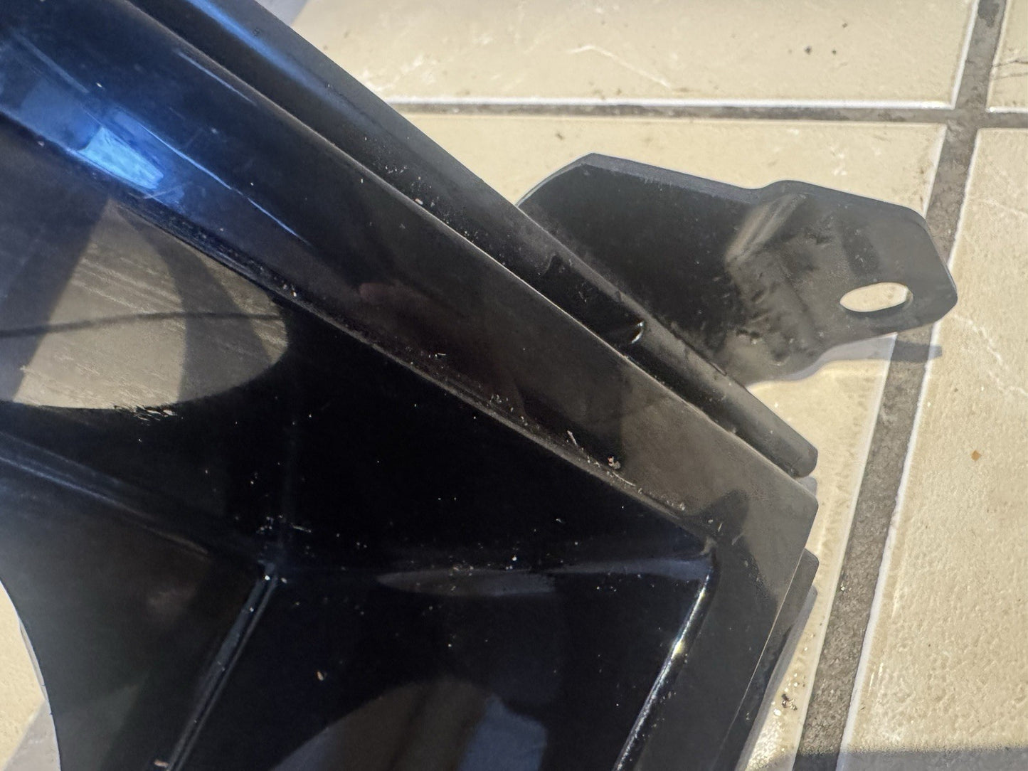 Defender L663 Front Right hand side finishing trim L8b2-13c024-AB, Santorini Blk