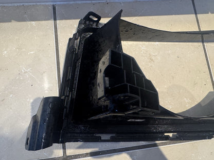 Defender L663 Front Right hand side finishing trim L8b2-13c024-AB, Santorini Blk