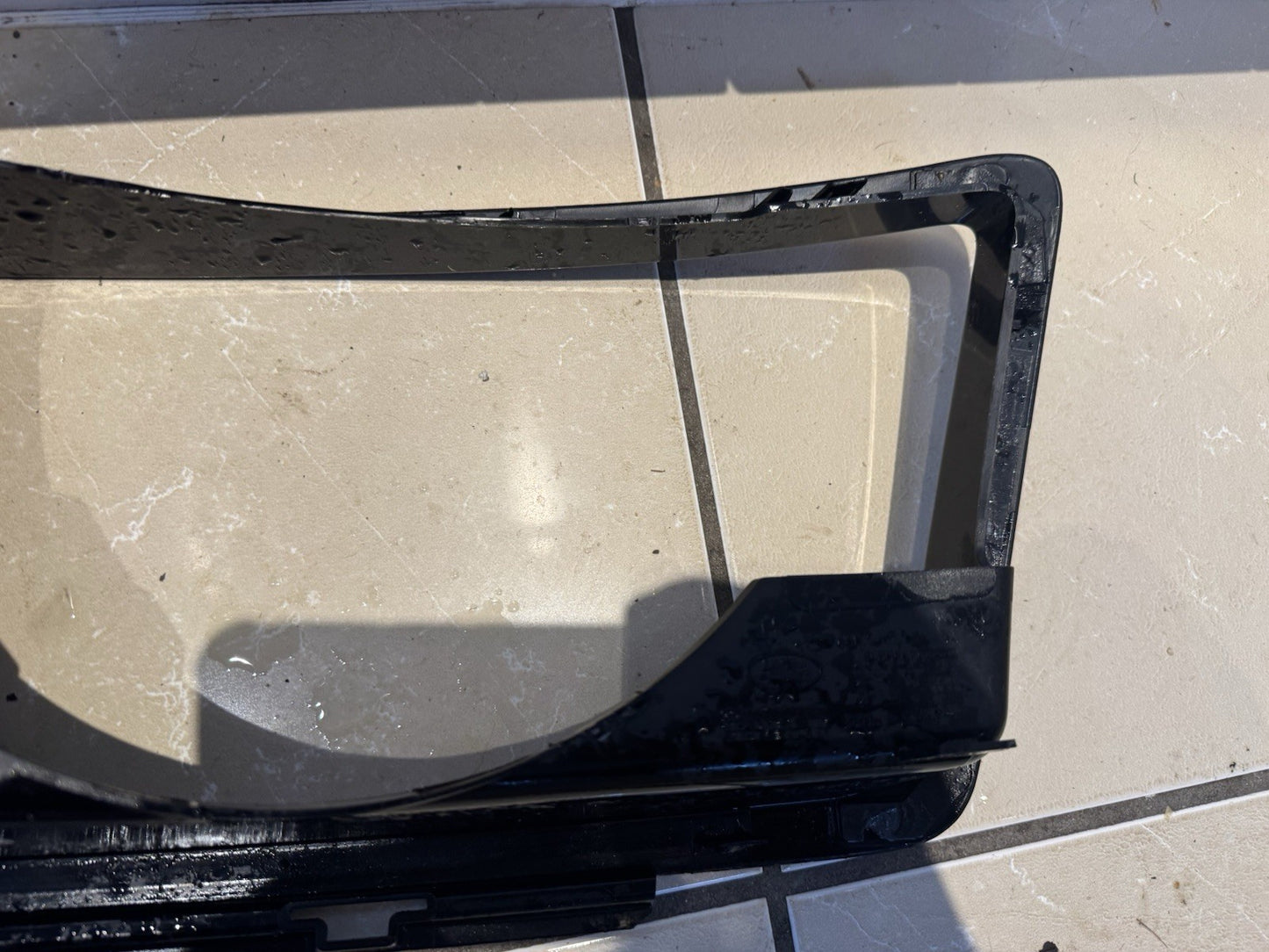 Defender L663 Front Right hand side finishing trim L8b2-13c024-AB, Santorini Blk