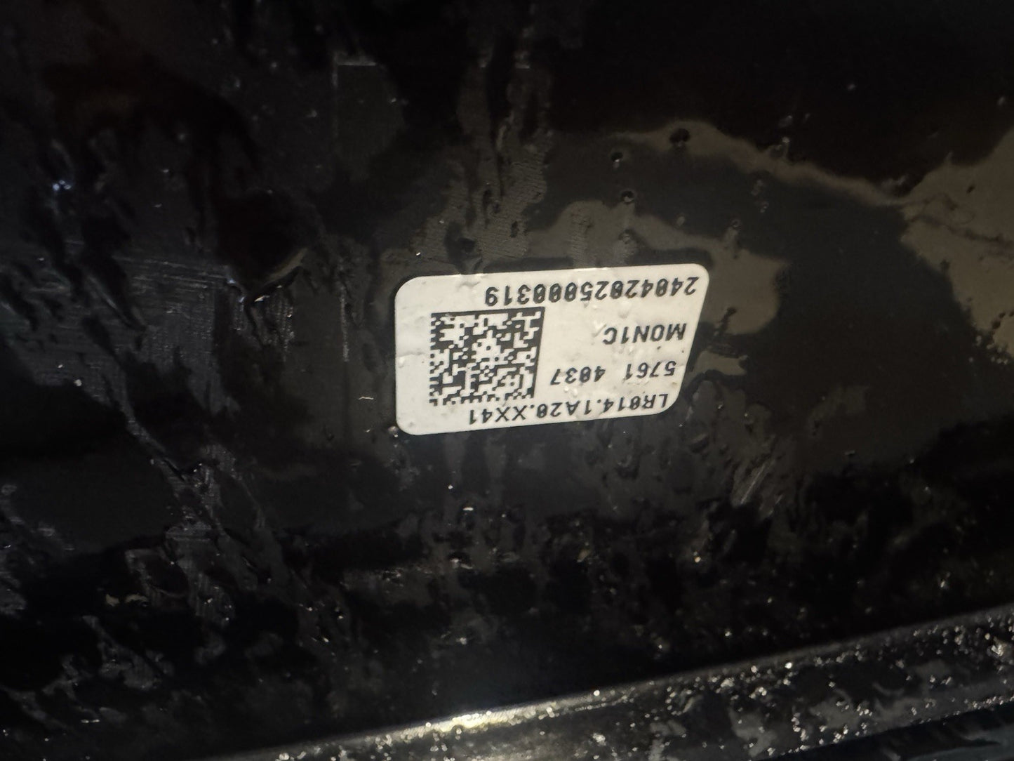 Defender L663 Front Right hand side finishing trim L8b2-13c024-AB, Santorini Blk