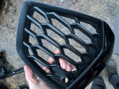 AUDI A3 Limousine 8Y Front Right Grill 8Y0807682C 2.0 Petrol 228kw 2023 25093464