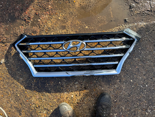 HYUNDAI TUCSON 3 2018-2020 FRONT GRILLE 86350-D7600 DAMAGED