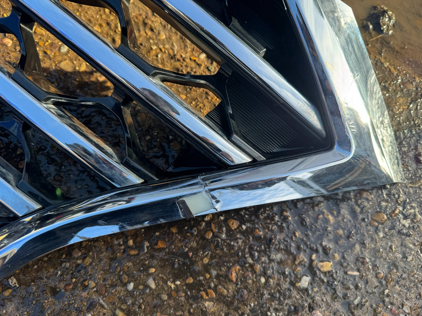 HYUNDAI TUCSON 3 2018-2020 FRONT GRILLE 86350-D7600 DAMAGED