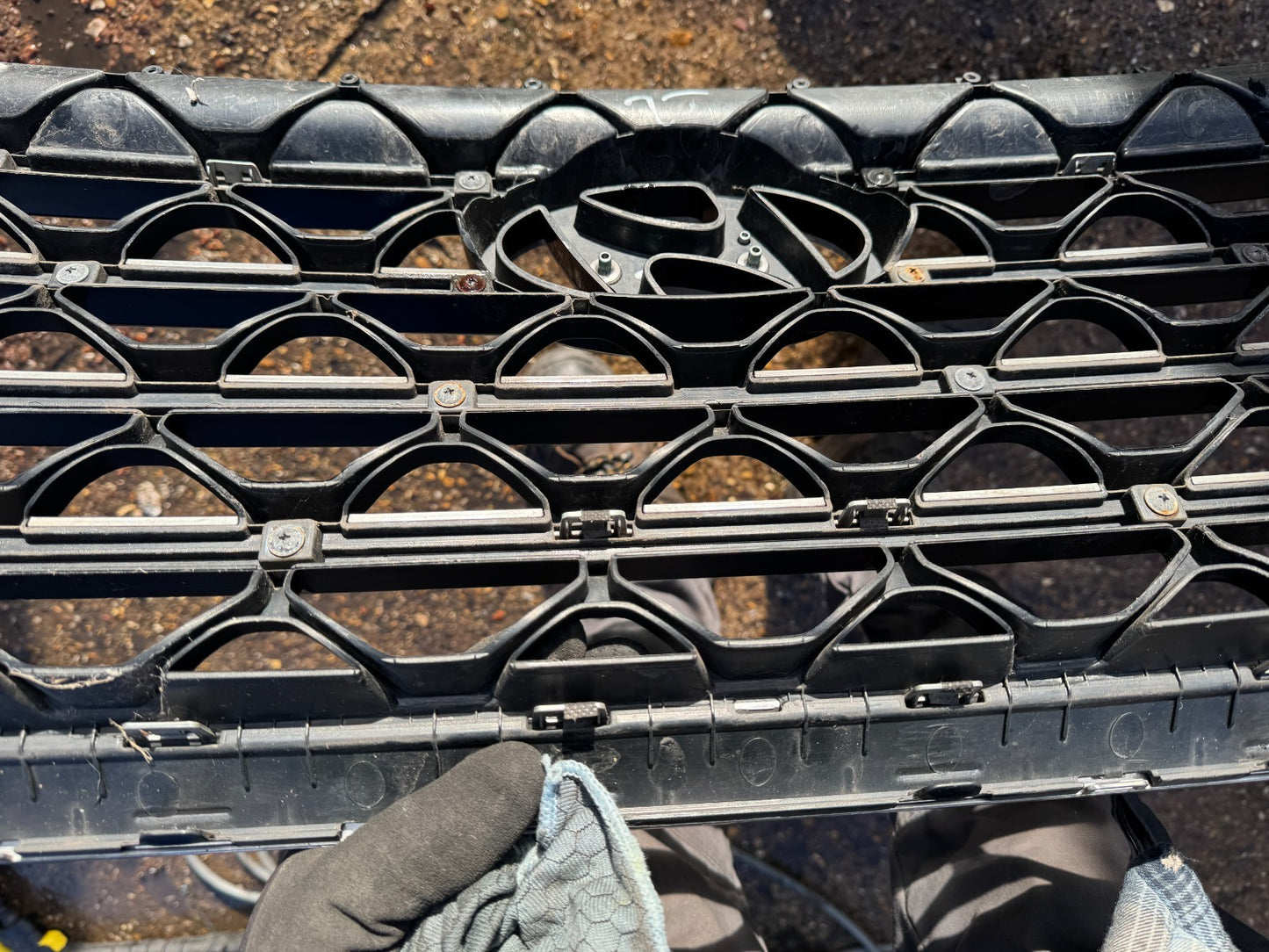HYUNDAI TUCSON 3 2018-2020 FRONT GRILLE 86350-D7600 DAMAGED