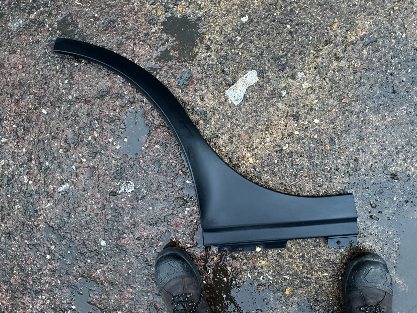 RANGE ROVER VOGUE L460 2022 on REAR RIGHT WHEEL ARCH TRIM M8E2-28370-AC