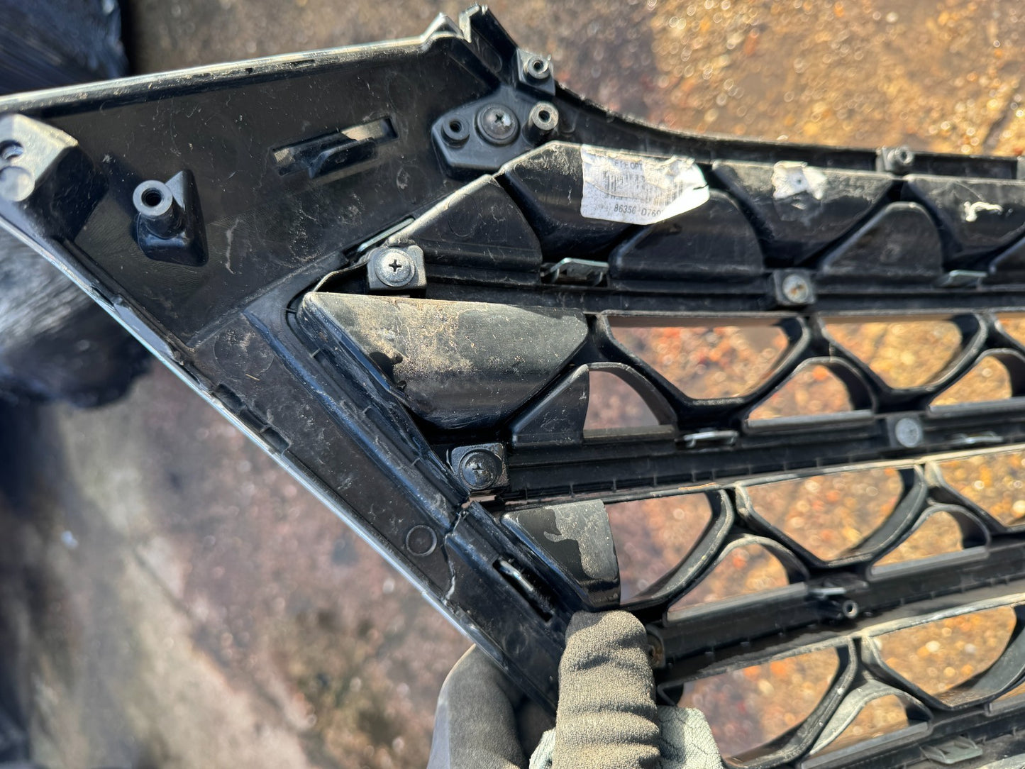 HYUNDAI TUCSON 3 2018-2020 FRONT GRILLE 86350-D7600 DAMAGED