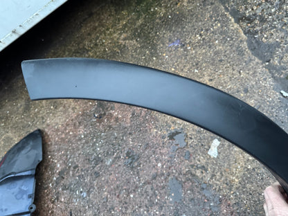 RANGE ROVER VOGUE L460 2022 on REAR RIGHT WHEEL ARCH TRIM M8E2-28370-AC