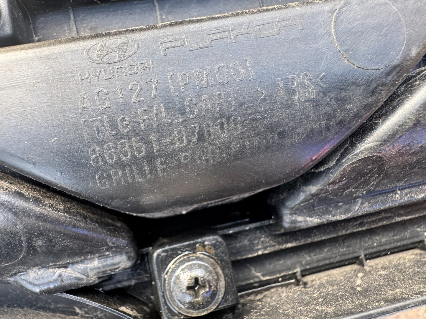 HYUNDAI TUCSON 3 2018-2020 FRONT GRILLE 86350-D7600 DAMAGED