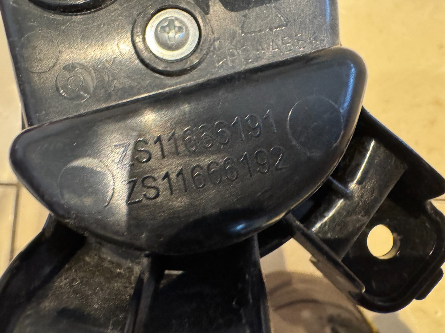 MG ZS REFLECTOR REAR LEFT SIDE 2022 ZS11666191 LENS FRACTURED