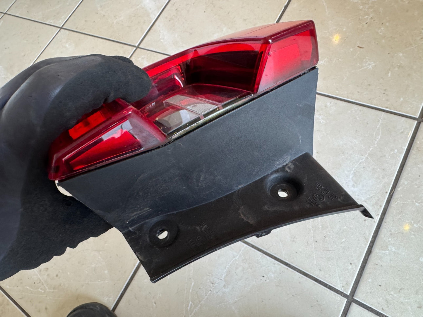 2019 GENUINE RENAULT KADJAR HA ,HL TAILLIGHT (LEFT OUTER) 265552789r