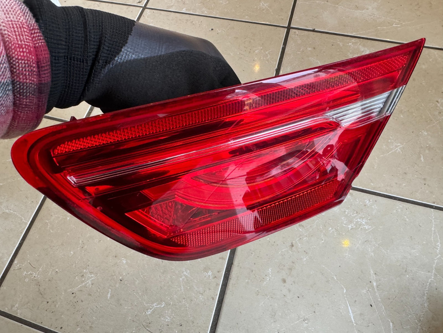 Genuine Jaguar XE Range Rear Right Inner Tail Light / Fog Light - T4N7914 DAMAGE