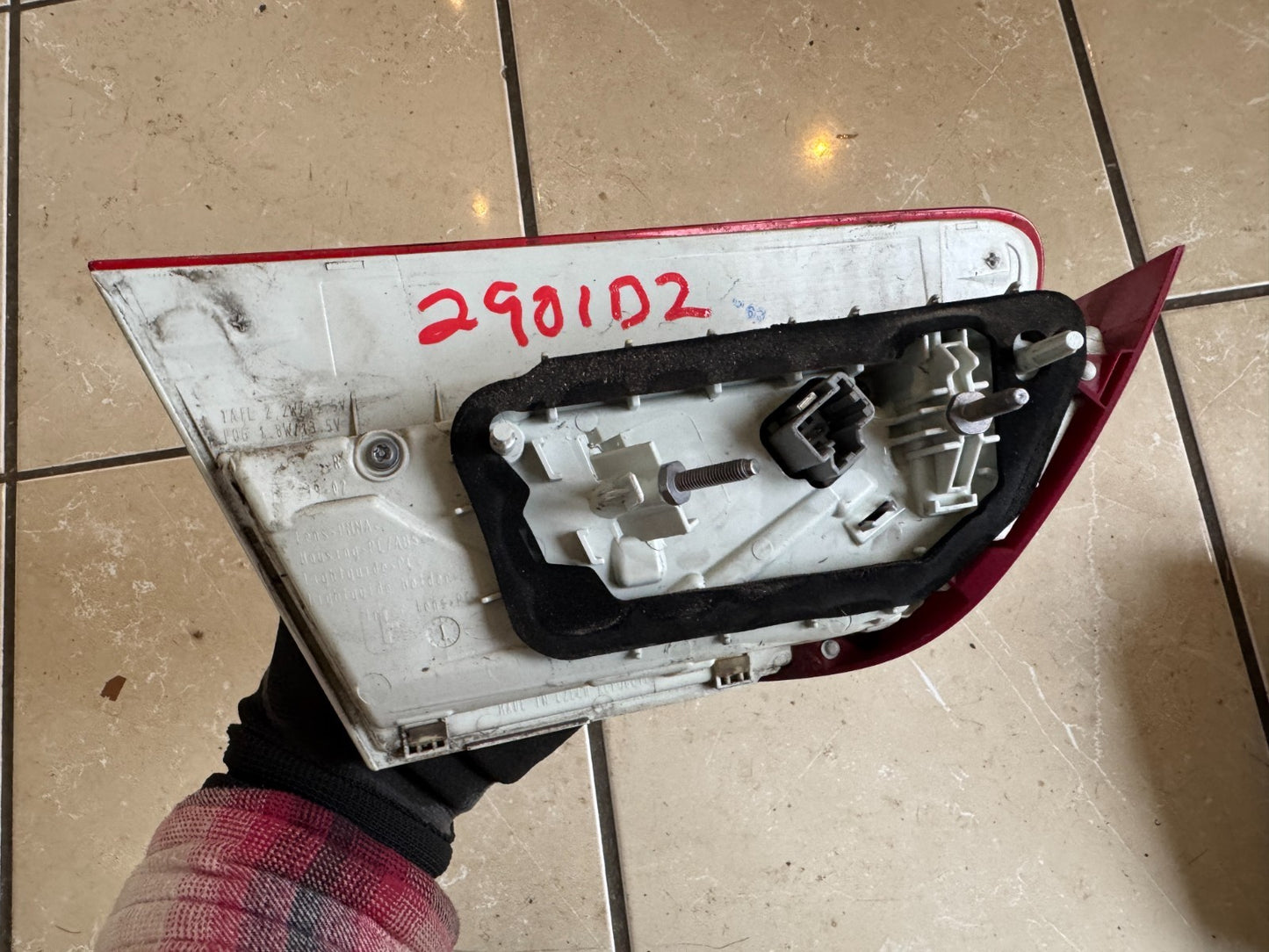 Genuine Jaguar XE Range Rear Right Inner Tail Light / Fog Light - T4N7914 DAMAGE