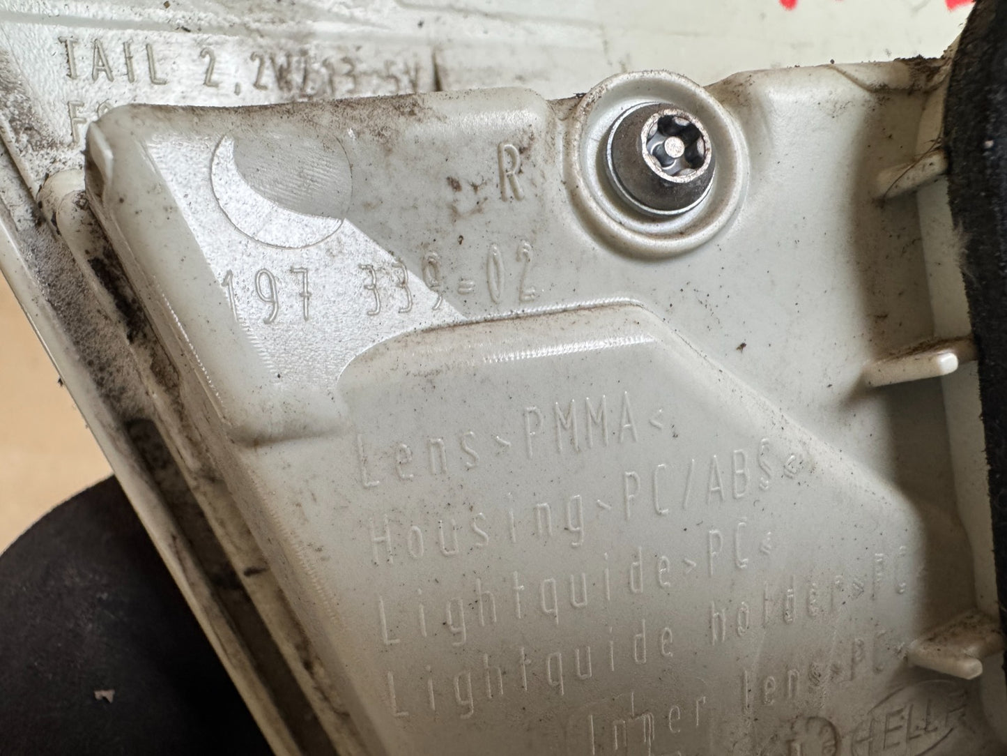 Genuine Jaguar XE Range Rear Right Inner Tail Light / Fog Light - T4N7914 DAMAGE