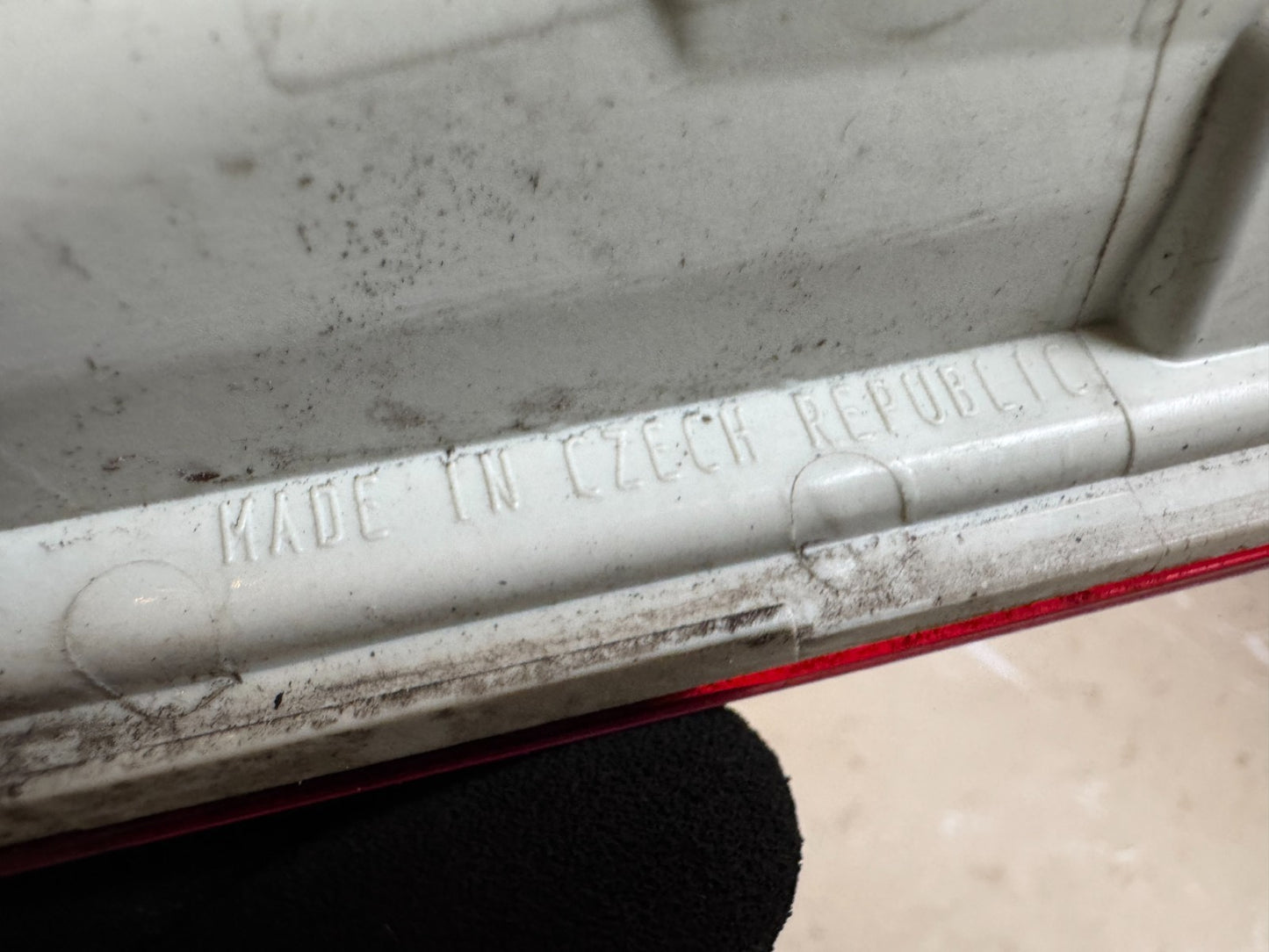 Genuine Jaguar XE Range Rear Right Inner Tail Light / Fog Light - T4N7914 DAMAGE