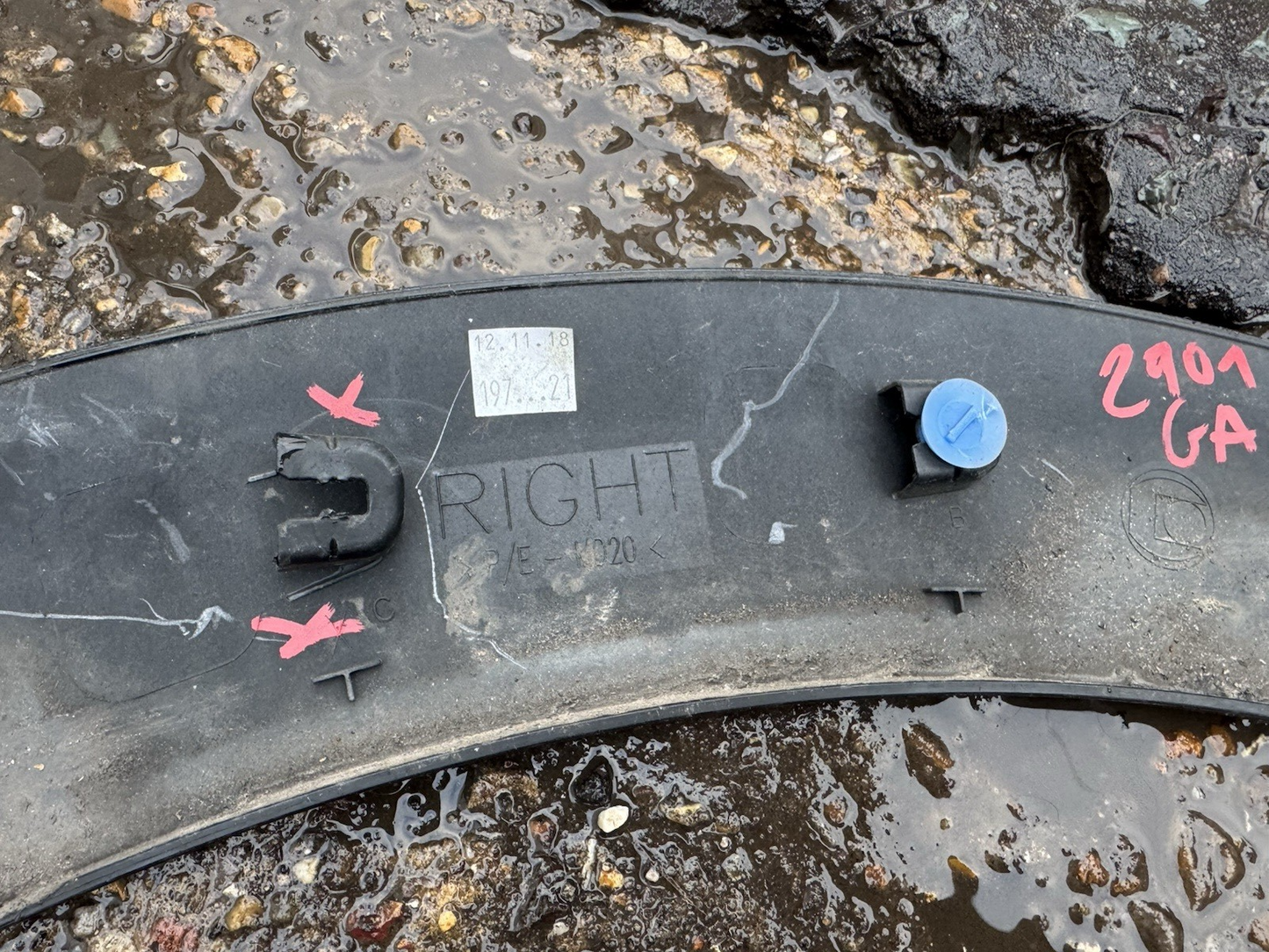 # PEUGEOT 3008 2015 REAR RIGHT DRIVER SIDE WHEEL ARCH TRIM 9825289077